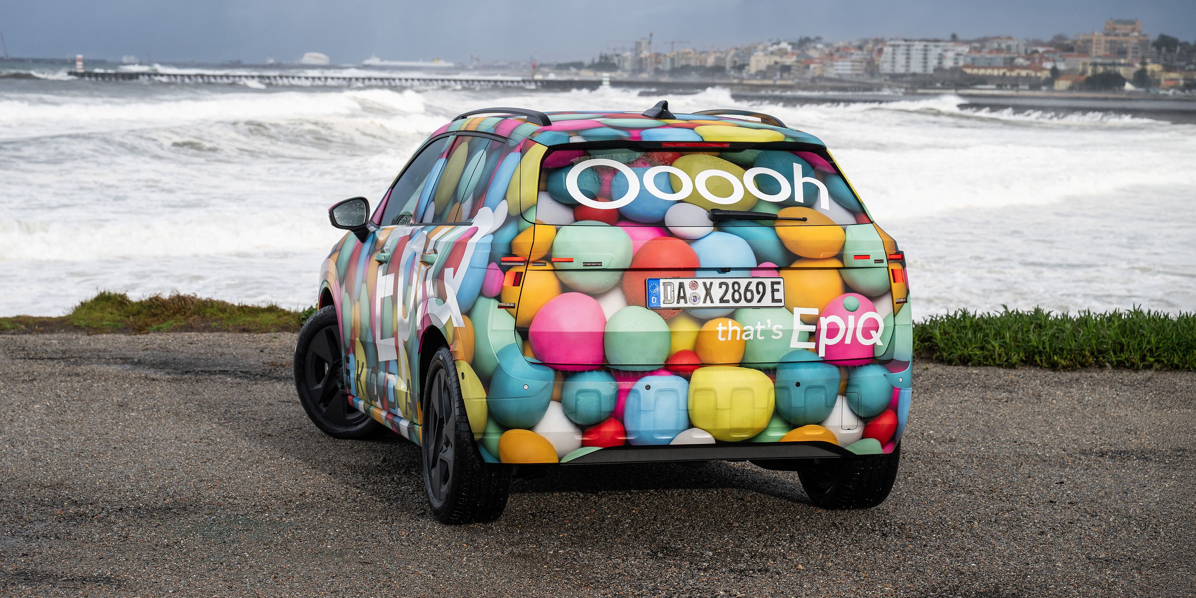 Škoda Epiq mit bunter Folierung von hinten