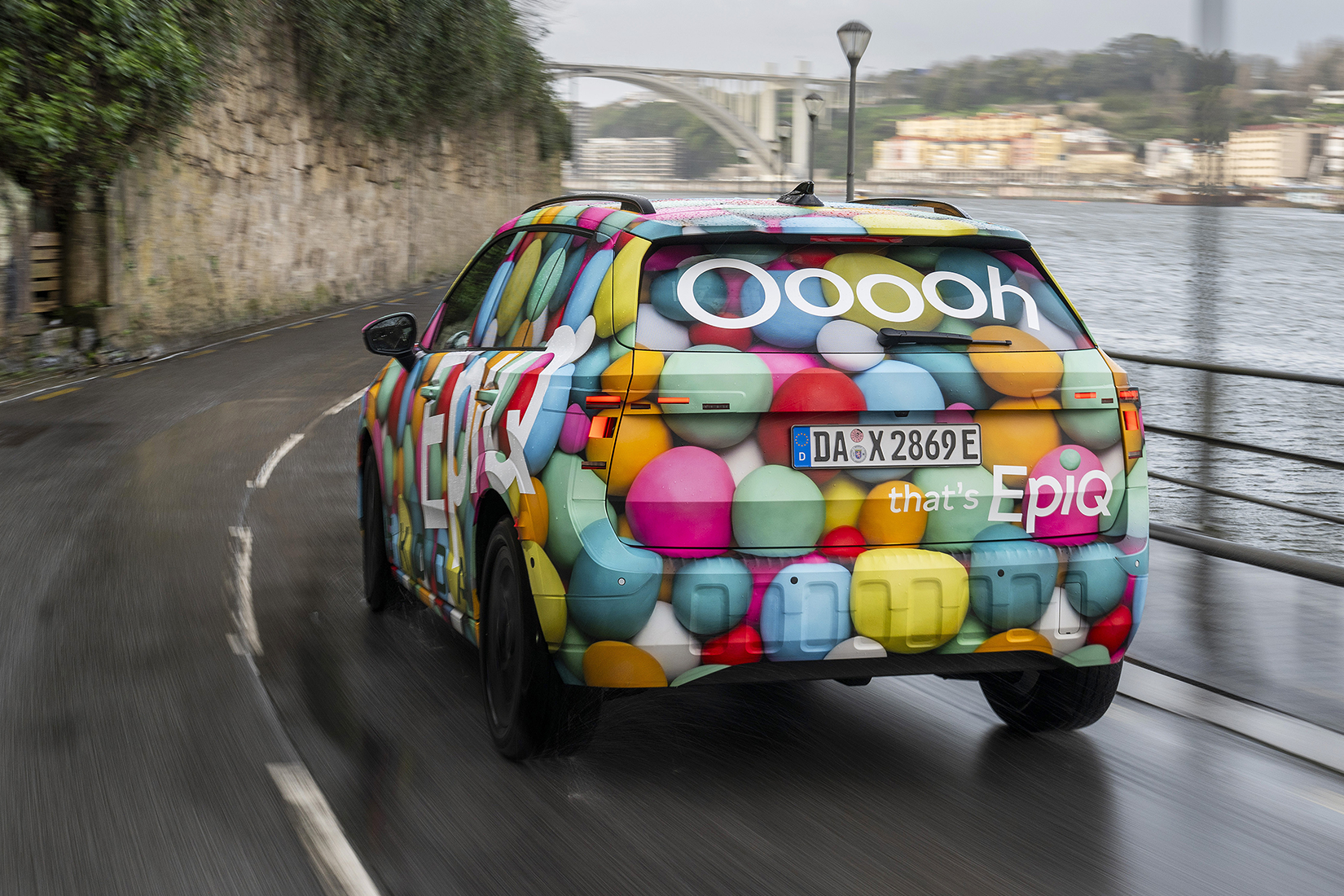 Škoda Epiq mit bunter Folierung von hinten