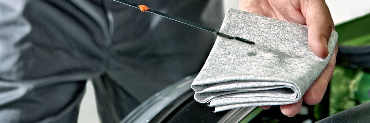 Škoda Mechaniker mit einer Motoröl Probe