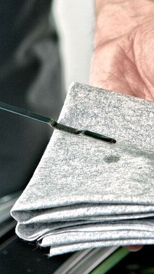 Škoda Mechaniker mit einer Motoröl Probe