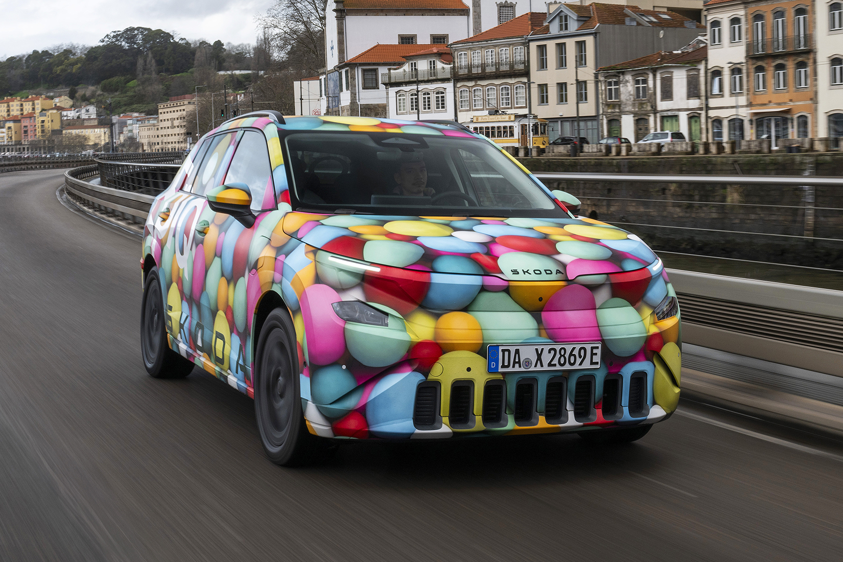 Škoda Epiq mit bunter Folierung von schräg vorne