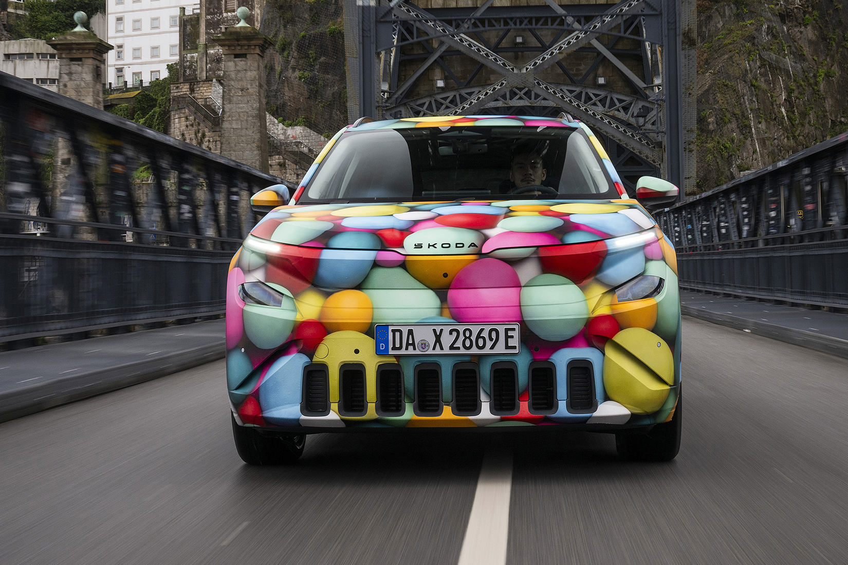 Škoda Epiq mit bunter Folierung von vorne