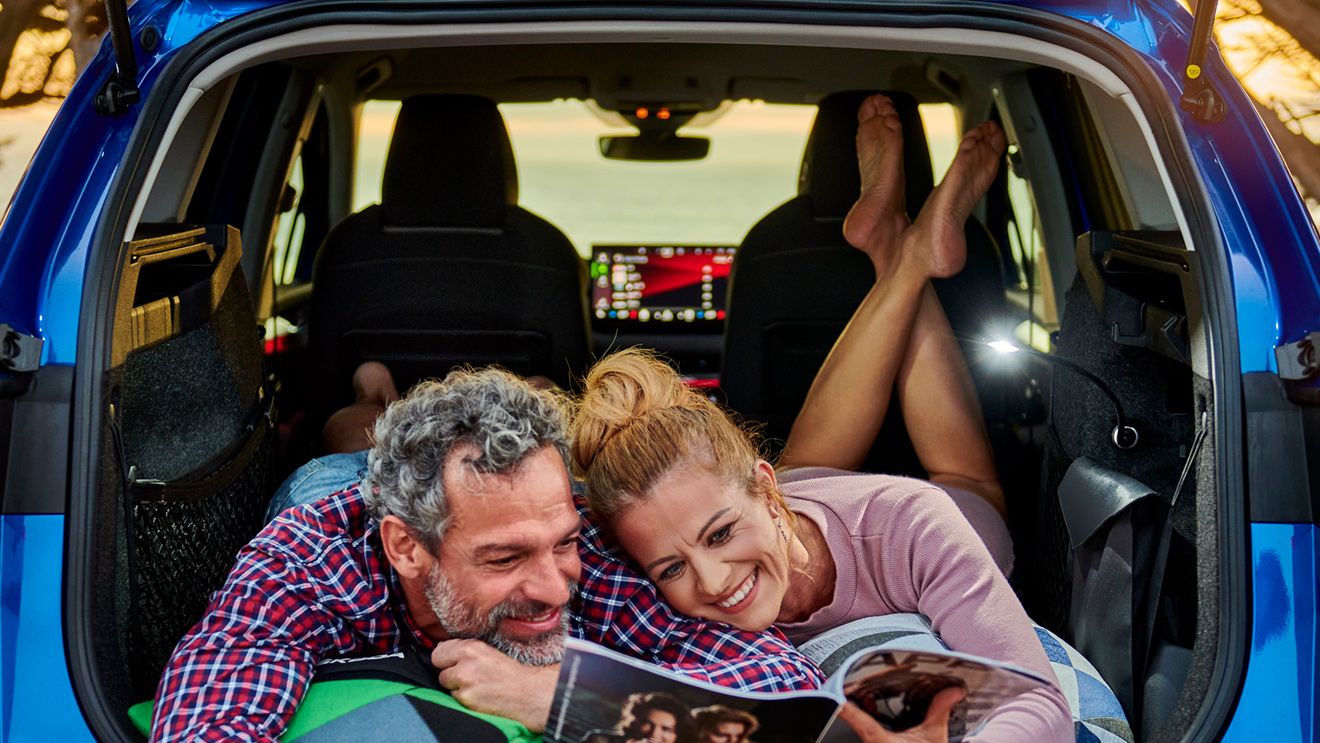Ehepaar auf Reisen in ihrem Skoda