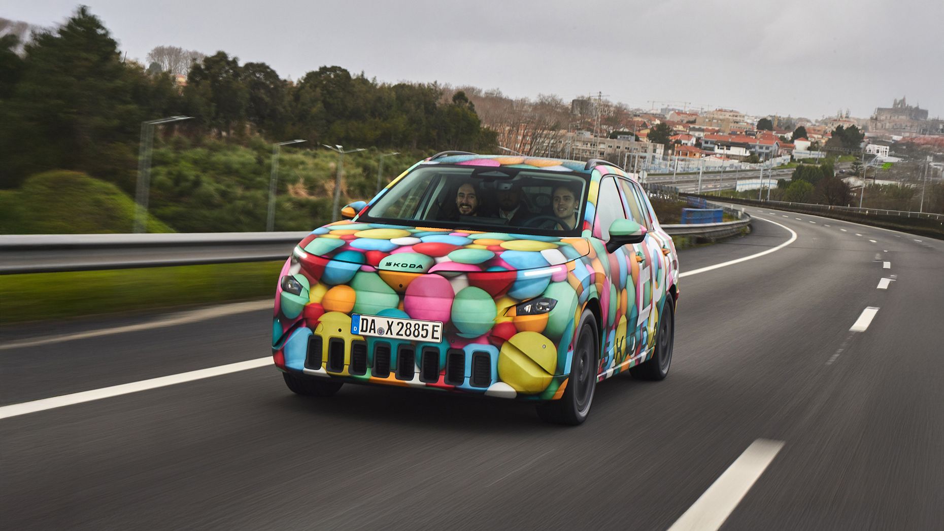 Škoda Epiq mit bunter Folierung beim Fahren