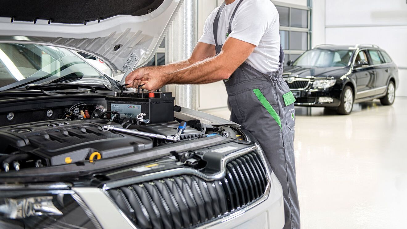 Ein Škoda Mechaniker beim Batterie Wechseln 